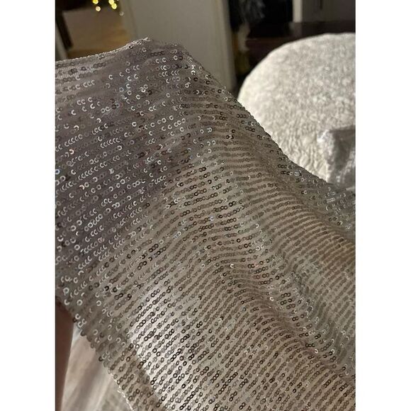 Beautiful and sparkly CeCe Silver v neck cap sleeve top size large NWT - Picture 7 of 7